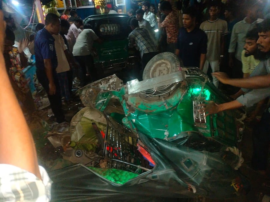 আনোয়ারায় শ্রমিকবাহী বাসের ধাক্কায় দুই নারীর মৃত্যু, আহত ২০