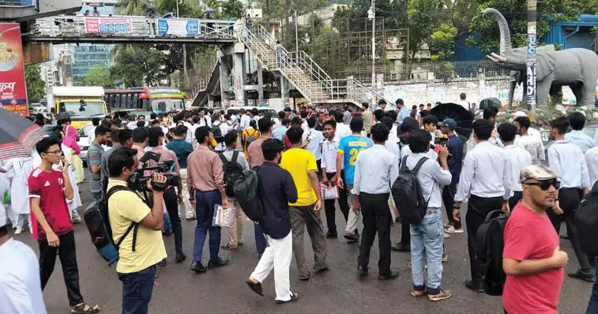 তিন দফা দাবিতে সচিবালয়ের অভিমুখে এইচএসসি পরীক্ষার্থীদের লংমার্চ
