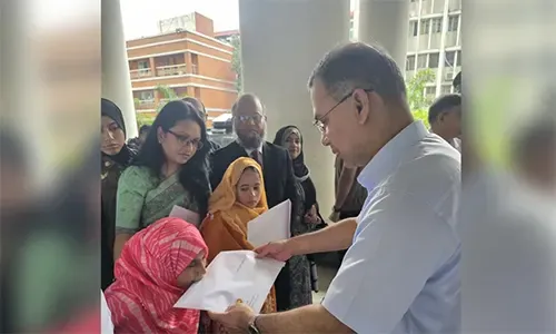 তিন প্রতিবন্ধী ব্যক্তিকে সরাসরি নিয়োগপত্র দিলেন প্রধানমন্ত্রী তারেক রহমান