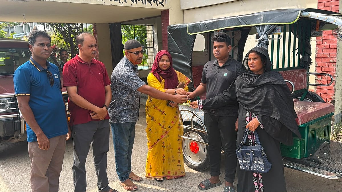 নতুন ইজিবাইক উপহার পেয়ে হাসি ফুটল কিশোর মিশকাতের