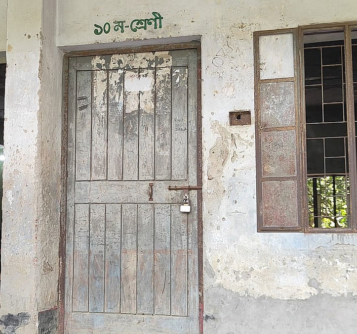 সিরাজগঞ্জে প্রধান শিক্ষকের পদত্যাগ দাবিতে বিদ্যালয়ে তালা