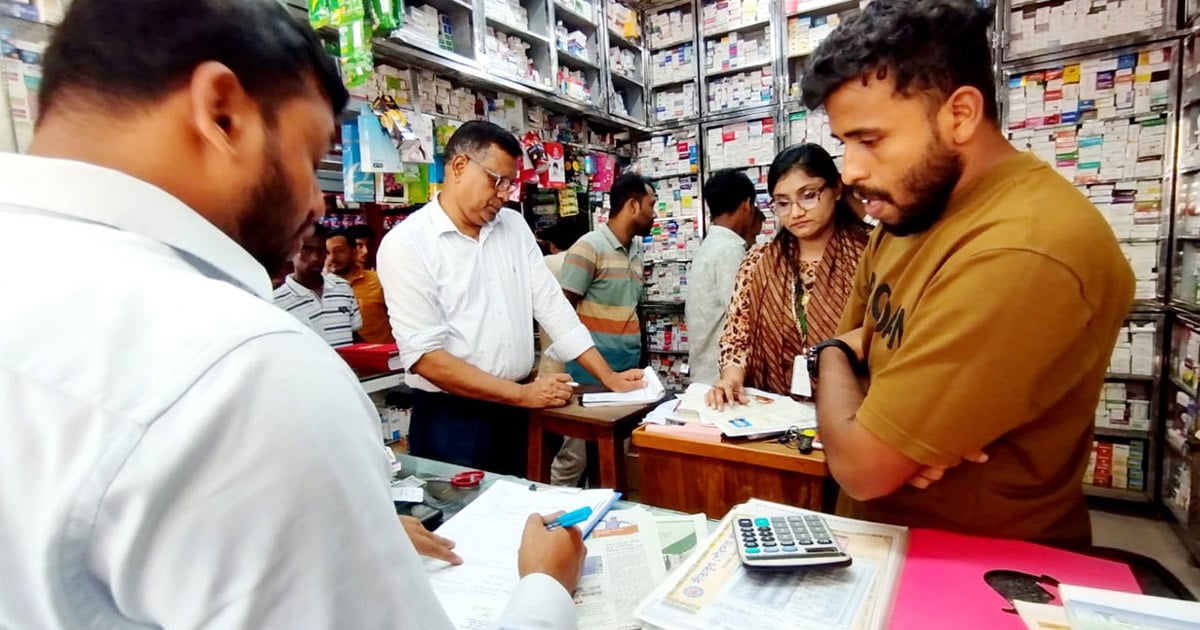 সীতাকুণ্ডে ভেজাল ও মেয়াদোত্তীর্ণ ওষুধ বিক্রি, ৪ ফার্মেসিকে জরিমানা