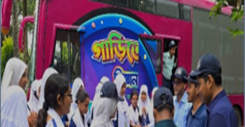 ঈশ্বরদীতে শিক্ষার্থীদের পারমাণবিক বিজ্ঞান শেখাল ভ্রাম্যমাণ জাদুঘর