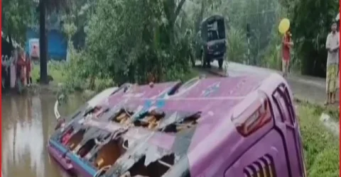 কলাপাড়ায় নিয়ন্ত্রণ হারিয়ে পুকুরে পর্যটকবাহী বাস, আহত ১৫