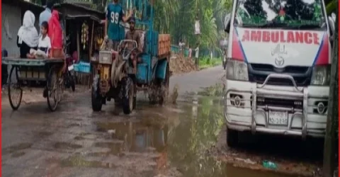 গুরুদাসপুরে বেহাল প্রধান সড়ক, ভোগান্তিতে প্রসূতিসহ সাধারণ মানুষ