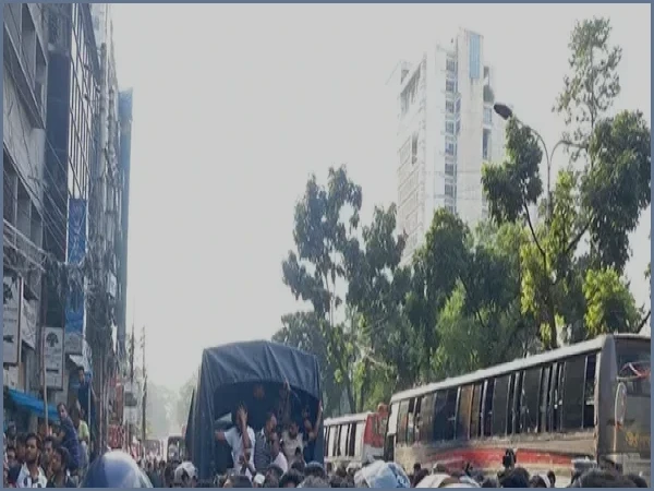 গুলিস্তানে জাসদ কার্যালয়ে অভিযান, আওয়ামী লীগের শতাধিক নেতাকর্মী আটক