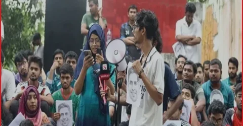 চুয়েটে উপাচার্য পুনর্বহালের দাবিতে চোখে কালো কাপড় বেঁধে প্রতিবাদ