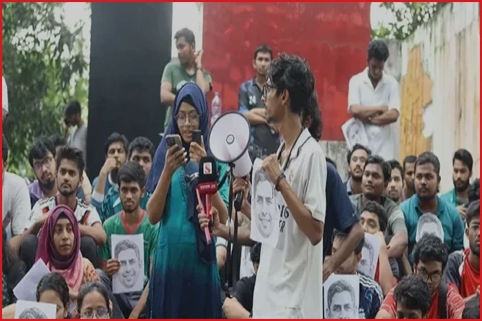 চুয়েটে উপাচার্য পুনর্বহালের দাবিতে চোখে কালো কাপড় বেঁধে প্রতিবাদ