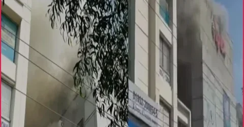 ধানমন্ডিতে এপেক্সের শো-রুমে আগুন, নিয়ন্ত্রণে কাজ করছে ৫ ইউনিট