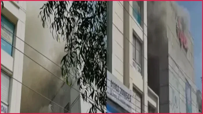 ধানমন্ডিতে এপেক্সের শো-রুমে আগুন, নিয়ন্ত্রণে কাজ করছে ৫ ইউনিট