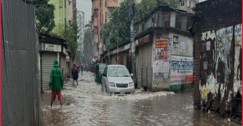 ভারি বৃষ্টিতে ডুবল ঢাকার বহু এলাকা, জলাবদ্ধতায় চরম ভোগান্তি