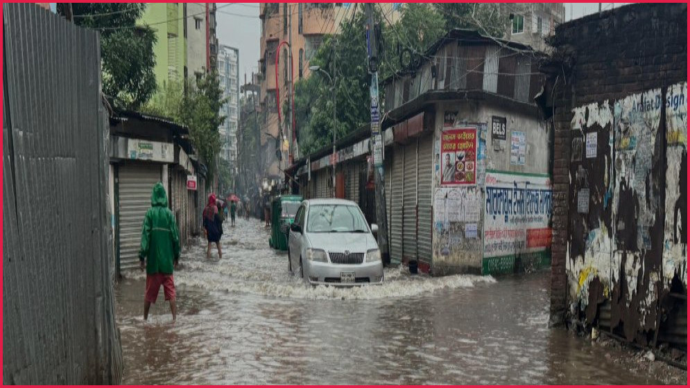 ভারি বৃষ্টিতে ডুবল ঢাকার বহু এলাকা, জলাবদ্ধতায় চরম ভোগান্তি