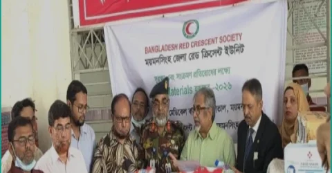 ময়মনসিংহ মেডিকেলে হাম রোগীদের চিকিৎসায় রেড ক্রিসেন্টের সুরক্ষা সামগ্রী