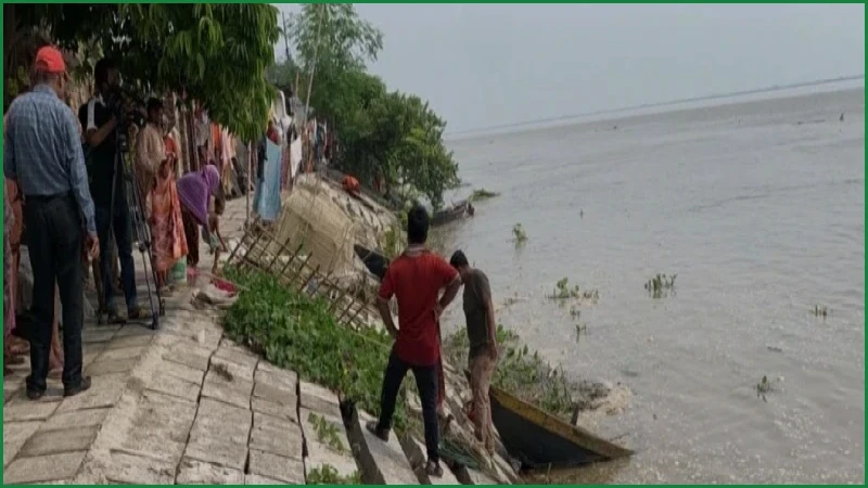 রাজশাহীর পদ্মায় আকস্মিক ঢেউয়ে বাঁধ ধস ও ২০ নৌকাডুবি