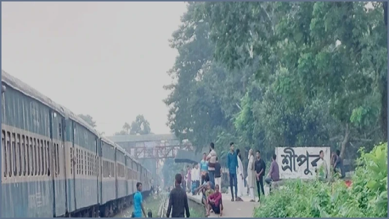 শ্রীপুরে অগ্নিবীণা এক্সপ্রেসের ইঞ্জিন বিকল, দুর্ভোগে যাত্রীরা