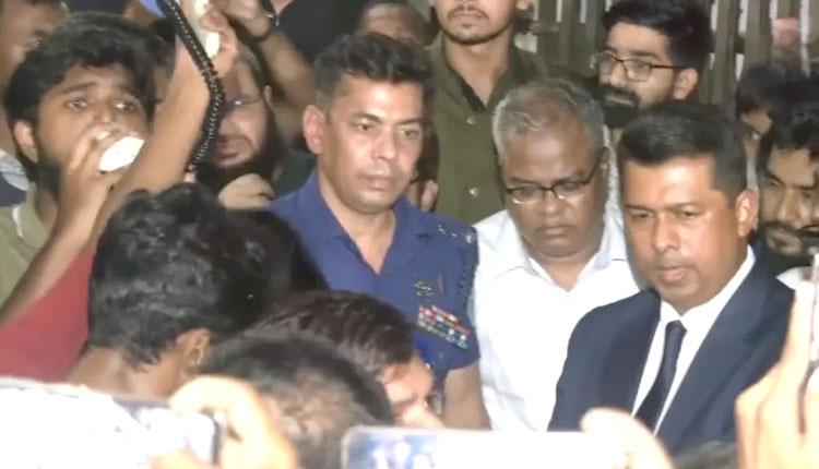 ক্যাম্পাসে না ফেরার শর্তে অবরুদ্ধ চুয়েট ভিসিকে উদ্ধার