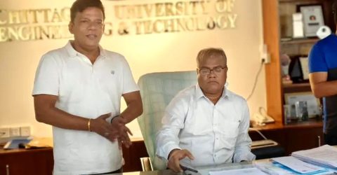 চুয়েট: তালা ভেঙে প্রশাসনিক ভবনে নতুন উপাচার্য