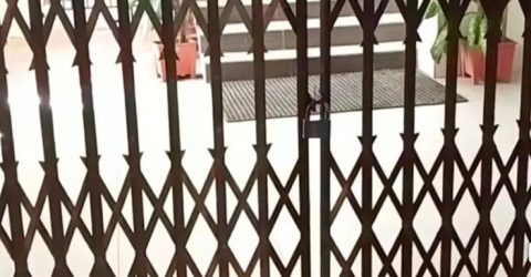 চুয়েট উপাচার্য ভবনে তালা দিলেন শিক্ষার্থীরা
