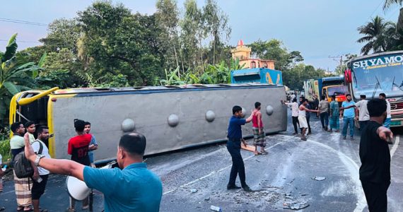 চন্দনাইশে বাস উল্টে আহত ২০, মহাসড়কে তীব্র যানজট