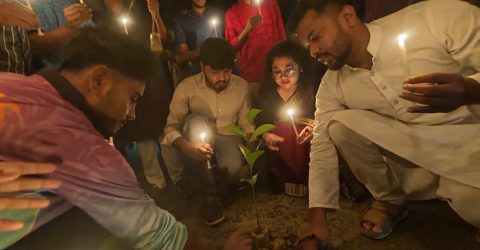 চবির ভাঙা সড়কে গাছের চারা রোপণ করে প্রতিবাদ