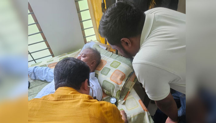 চুয়েটে অবরুদ্ধ উপাচার্যের স্বাস্থ্য পরীক্ষায় চিকিৎসকদের ভিন্ন তথ্য