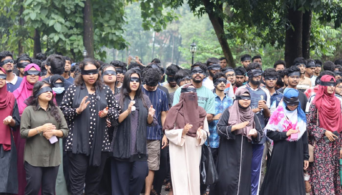 চুয়েটে চোখে কালো কাপড় বেঁধে শিক্ষার্থীদের প্রতিবাদ মিছিল