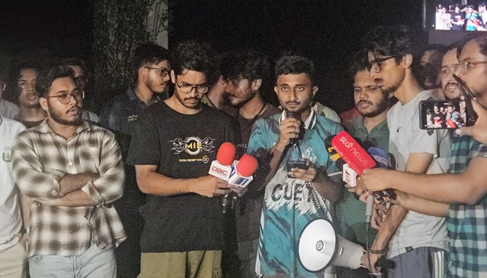চুয়েট উপাচার্যকে পদত্যাগের আল্টিমেটাম, না মানলে অবরুদ্ধের ঘোষণা