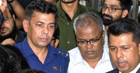 ৩০ ঘণ্টা অবরুদ্ধ থাকার পর চুয়েট ছাড়লেন নতুন উপাচার্য