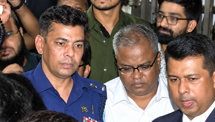 ৩০ ঘণ্টা অবরুদ্ধ থাকার পর চুয়েট ছাড়লেন নতুন উপাচার্য