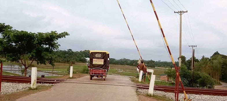 সাতকানিয়ায় ট্রেনের ধাক্কায় অটোরিকশাচালকসহ নিহত ২