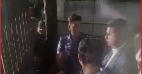 অবরুদ্ধ চুয়েট ভিসিকে উদ্ধার করলেন জেলা প্রশাসক ও পুলিশ সুপার
