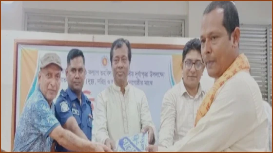 কালিয়ায় ১৪৩টি দুর্গা মন্দিরের পুরোহিত ও নারীদের মাঝে শাড়ি-ধুতি বিতরণ