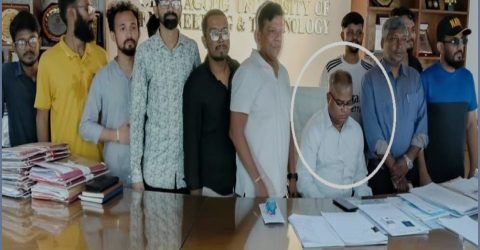 তালা ভেঙে চুয়েটের প্রশাসনিক ভবনে ঢুকলেন নতুন উপাচার্য ড. শরীফুল
