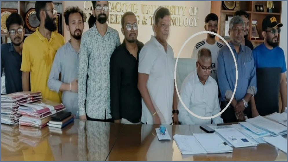 তালা ভেঙে চুয়েটের প্রশাসনিক ভবনে ঢুকলেন নতুন উপাচার্য ড. শরীফুল