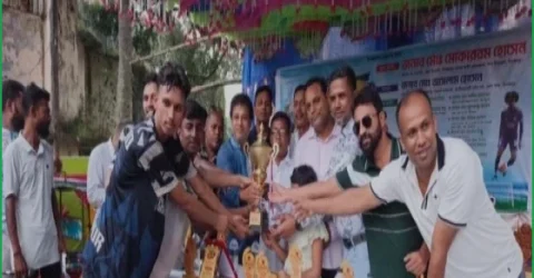 দিনাজপুরে আলিমুদ্দিন স্মৃতি মিনি বার ফুটবল টুর্নামেন্টের শিরোপা জিতল চাতরাপাড়া