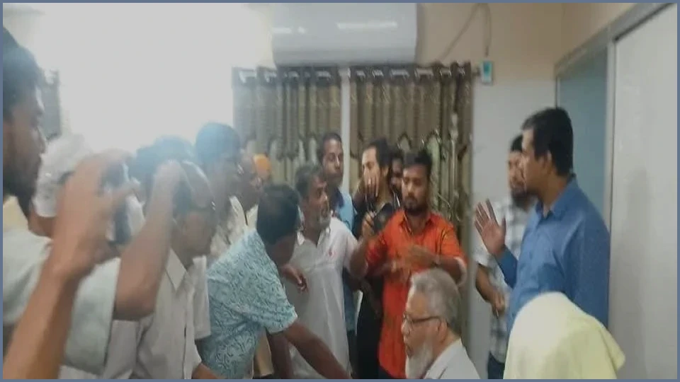 রাজশাহী মেডিকেল বিশ্ববিদ্যালয়ের উপাচার্যকে জোরপূর্বক পদত্যাগপত্রে সই করানোর অভিযোগ
