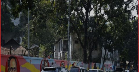 সেগুনবাগিচায় বরেণ্য ব্যক্তিদের প্রতিকৃতি আড়াল করছে পার্ক করা গাড়ি
