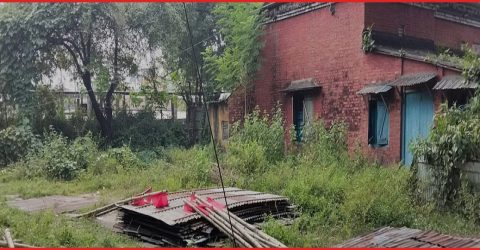 সৈয়দপুরে লাল পতাকা টাঙিয়ে রেলওয়ের ভবন দখলের চেষ্টা